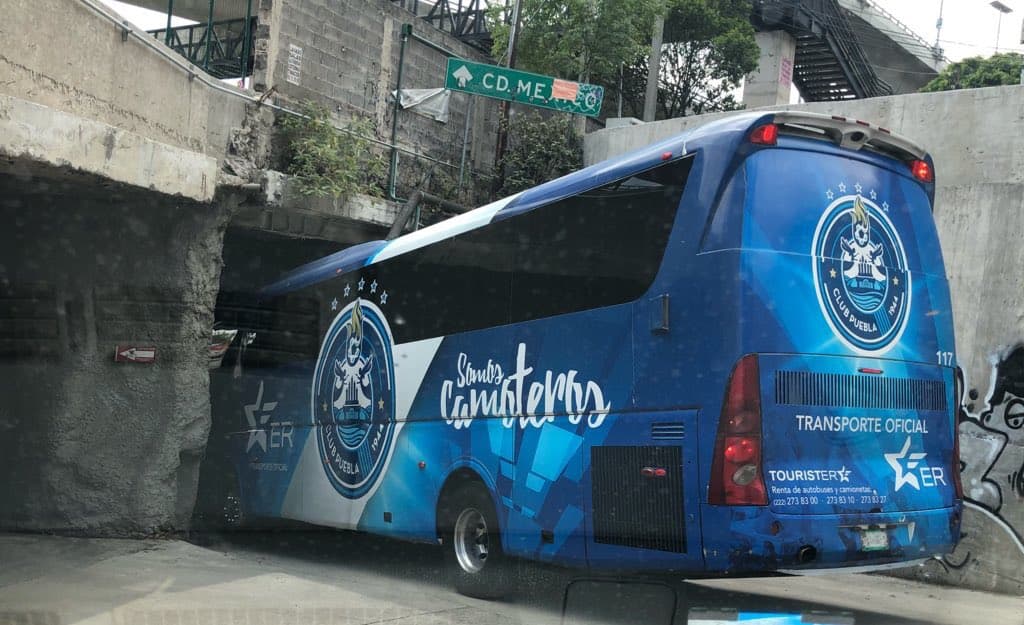 La imagen con el autobús atorado se difundió por las redes sociales.