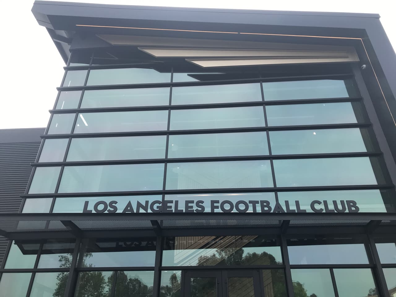 Detalles modernos y una clara identificación del equipo reciben al visitante a la nueva sede de LAFC