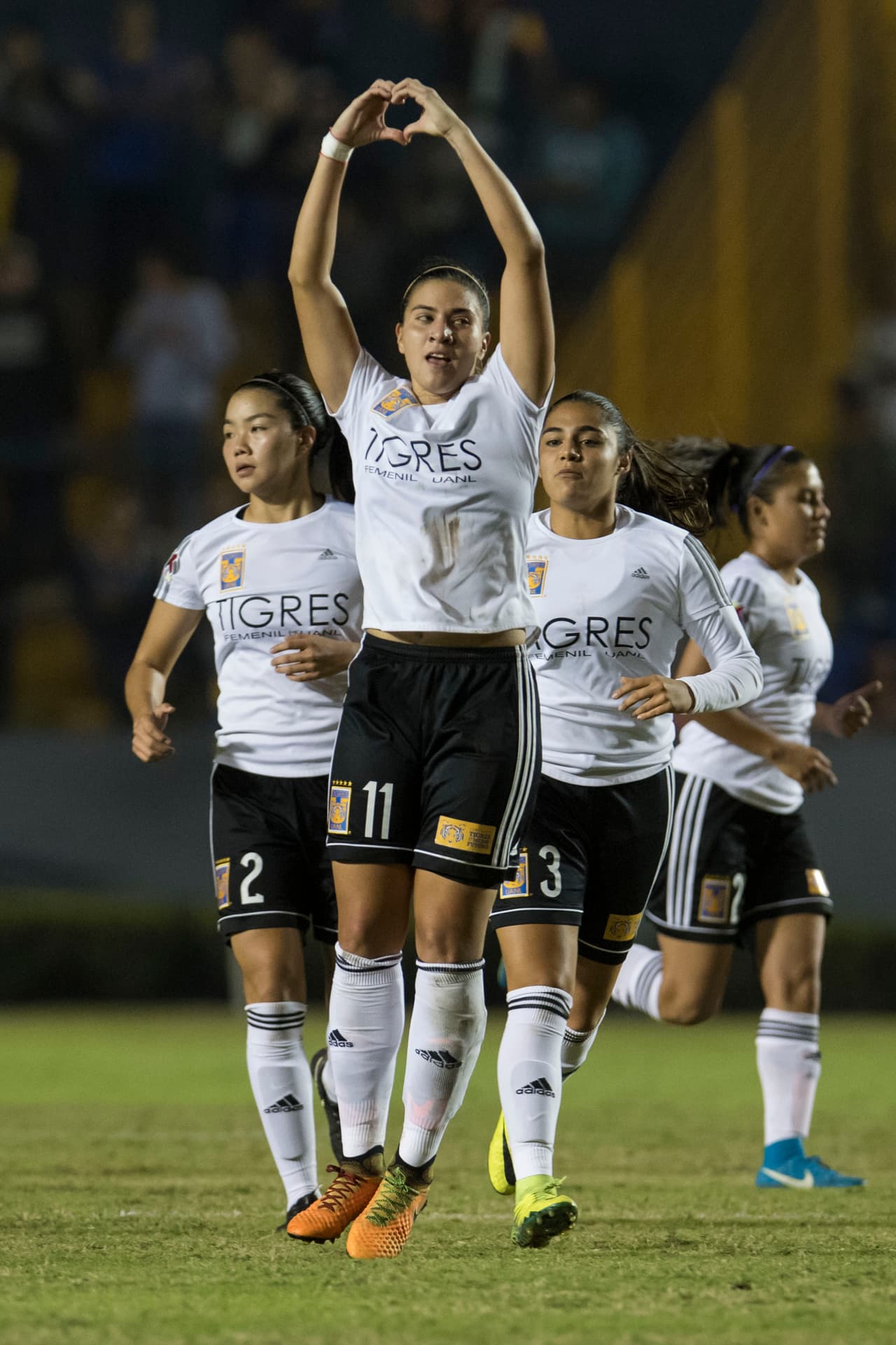 Y debió ser Nayeli Rangel, una de las figuras del equipo, quien hiciera el necesario primer gol de las felinas. Fue en un sólido cabezazo.