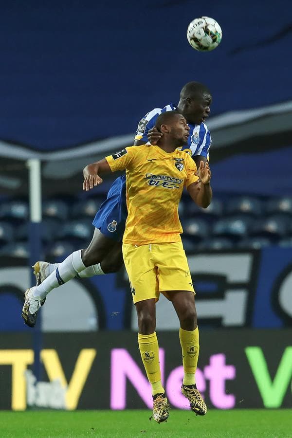 El Porto golea al Portimonense por 3 goles a uno. Beto Betuncal abrió el marcador a favor de los de Portimão, pero Mbemba se encargó de igualarlo casi al finalizar la primera mitad, Fueron los goles de Taremi y Oliveira que le dieron la victoria al equipo del 'Tecatito' Corona en la Primeira Liga de Portugal.