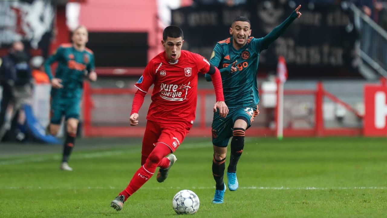 Noah Lang se estrena con titularidad en el Ajax y, con 20 años cumplidos, anota su primer hat-trick, un talento a seguir definitivamente. Twente sufre derrota 2-5 ante el Ajax y el mexicano Edson Álvarez no tuvo participación en este encuentro.