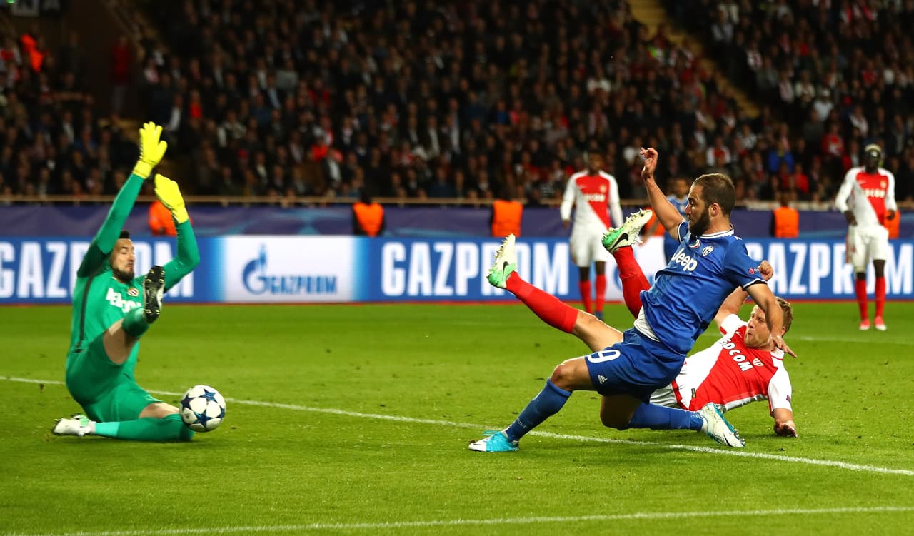 Al minuto 14 del segundo tiempo, tras un error en la salida, Dani Alves volvió a habilitar a Higuaín que definió bajo las piernas de Danijel Subasic.