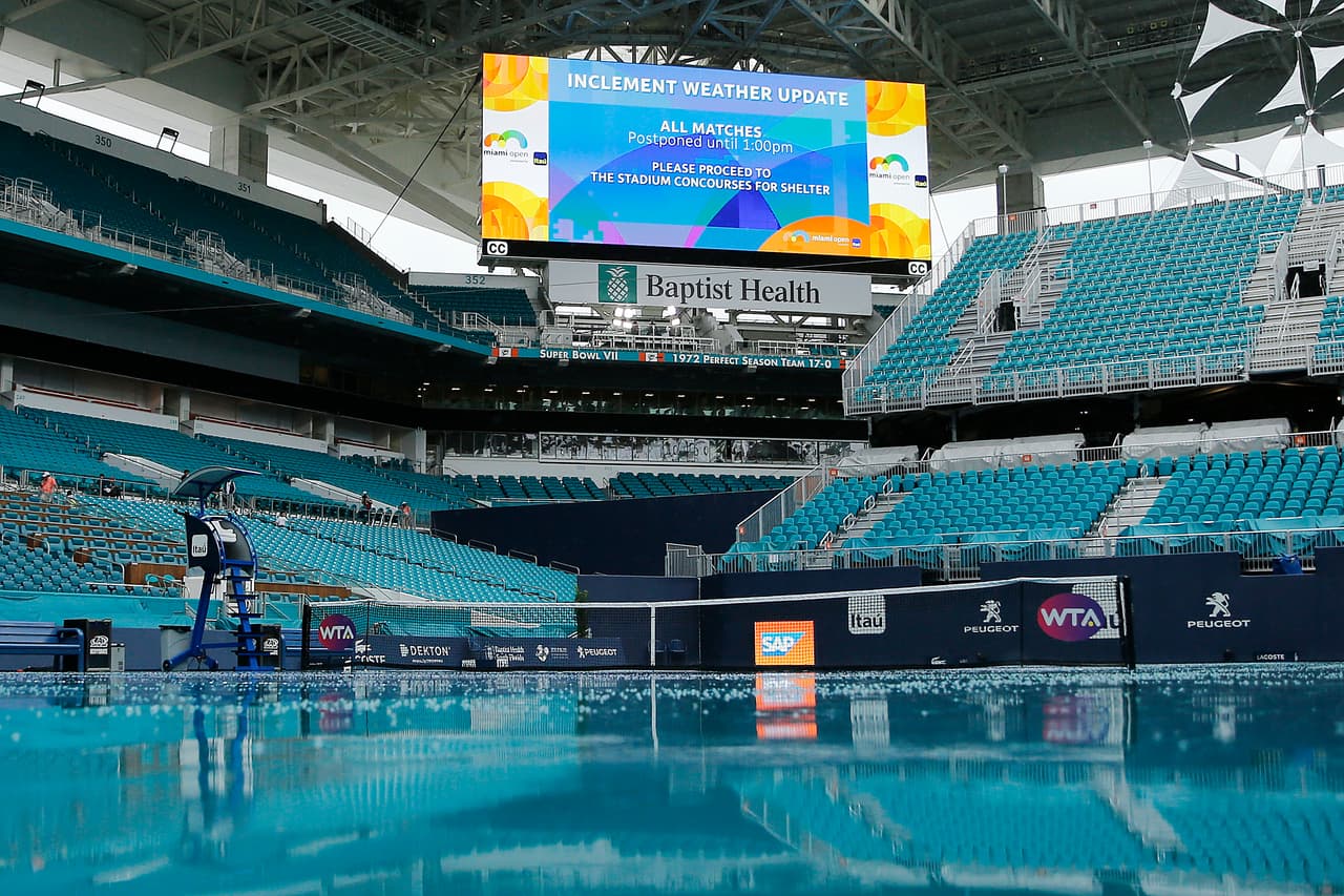 Las nuevas instalaciones fueron dotadas con 12 canchas de competición y otras 18 de entrenamiento, en un proyecto que costó 60 millones de dólares. Pero fue imposible contar con la dureza de la lluvia de nuevo.