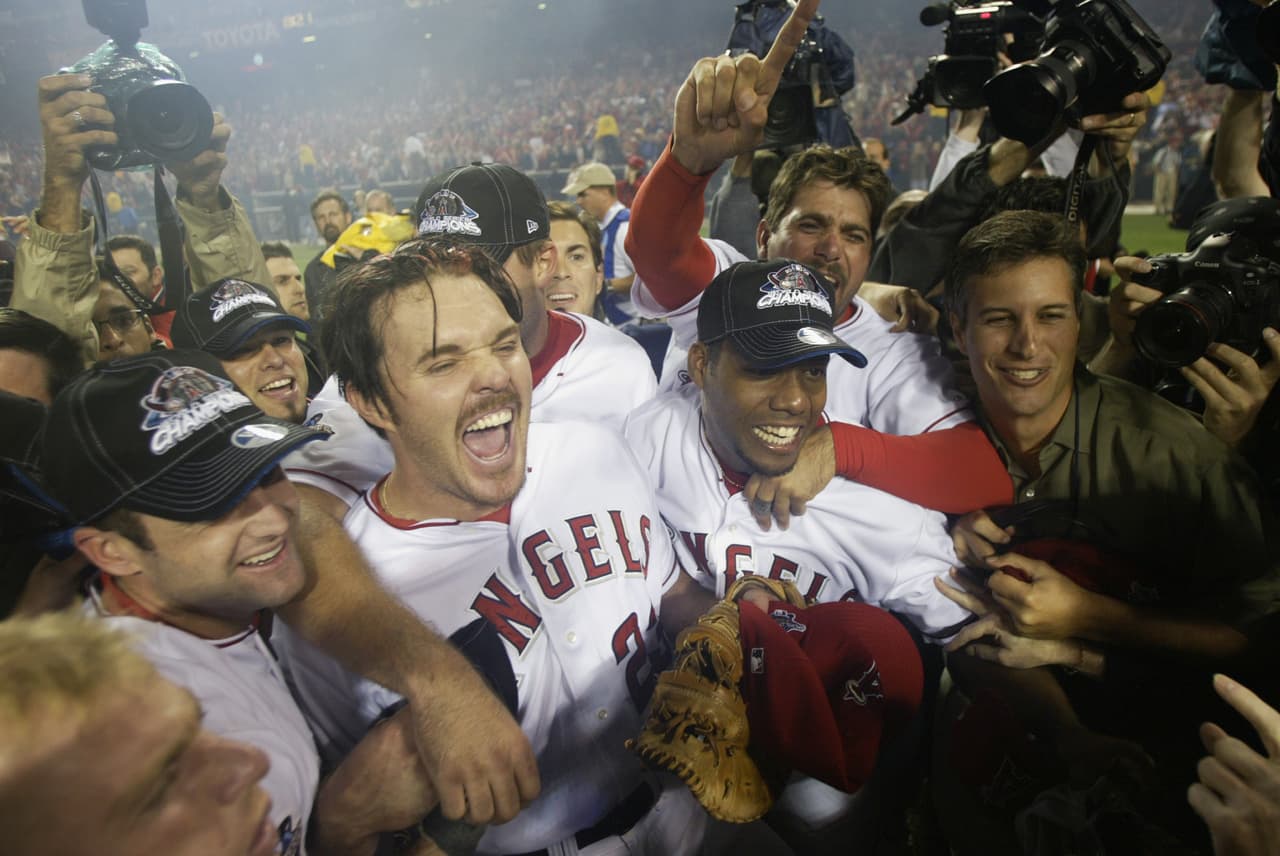 Los Anaheim Angels obtuvieron pase de comodín a playoffs por primera vez desde 1986, se enfrentaron a San Francisco Giants en la Serie Mundial del 2002. Los Angels se impusieron 4-3, ganando por primera vez en la historia de la franquicia.