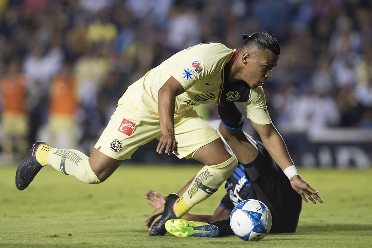 En el segundo tiempo hubo una jugada polémica, un presunto penal que no fue sancionado por el árbitro, falta sobre Roger Martínez del América.