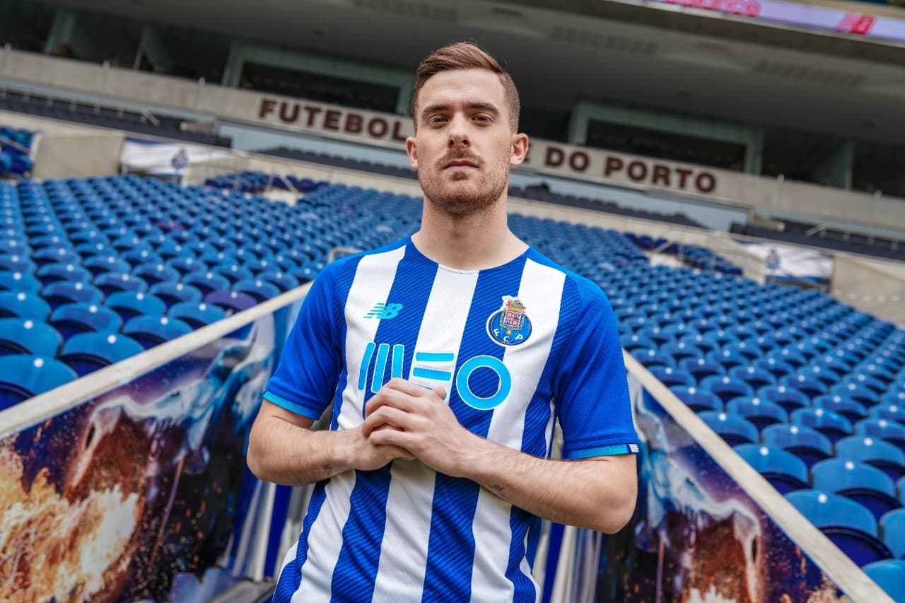 'Tecatito' Corona no aperece en la campaña publicitaria del nuevo Jersey del club y los rumores de su salida son cada vez más fuertes.