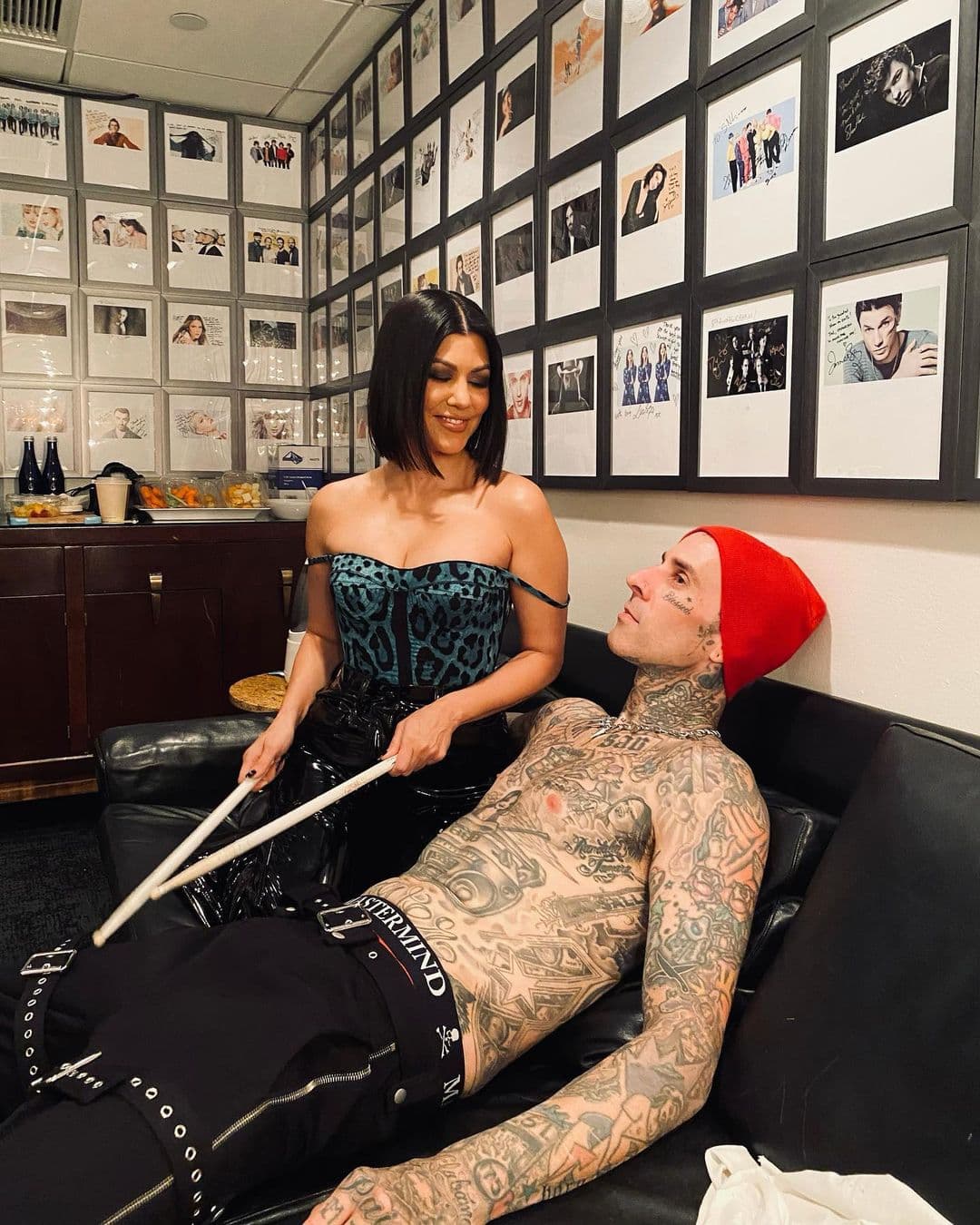 Otra pareja muy consolidada en este 2021 es Kourtney Kardashian y el baterista de Blink-182, Travis Barker.