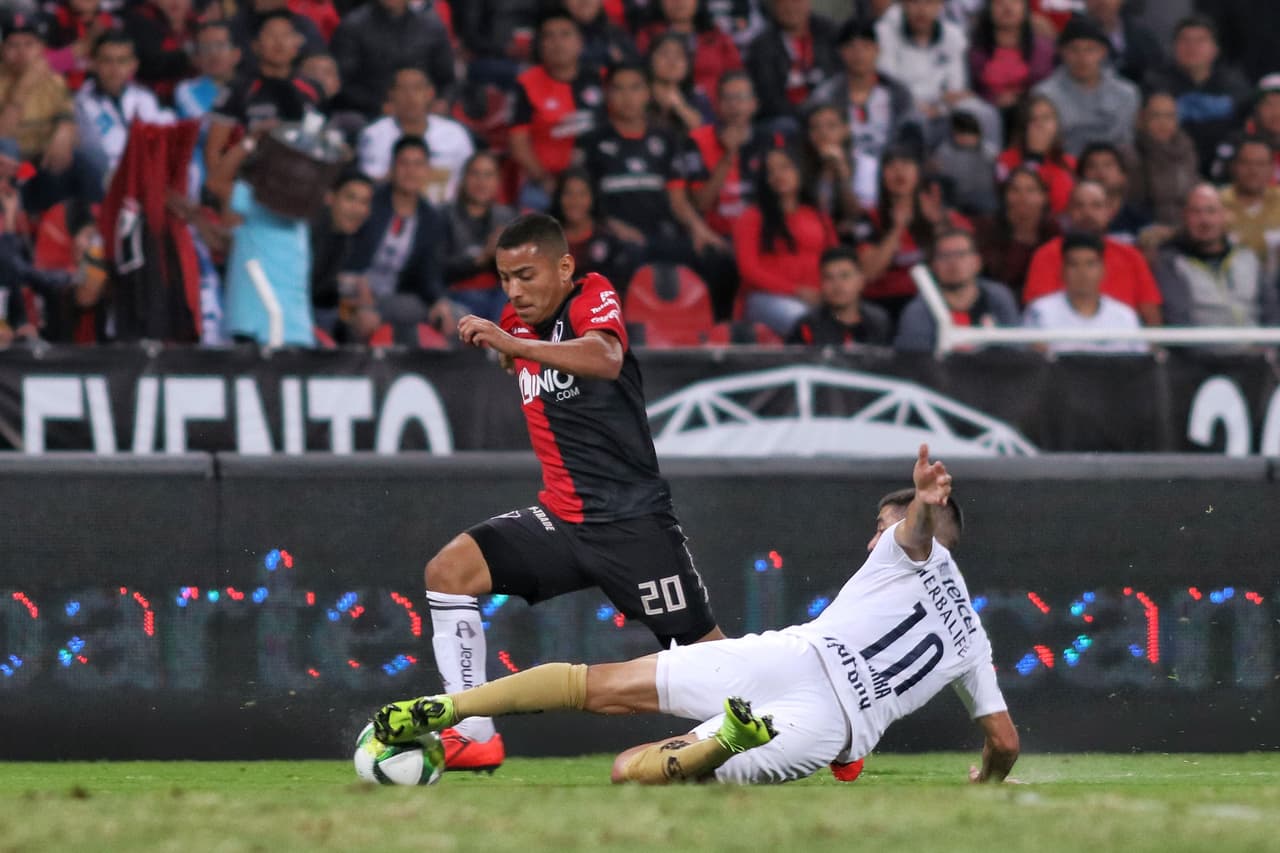 La primera jugada de peligro fue generada por los Zorros, buscando imponer condiciones en casa, y tratando de destantear al rival.