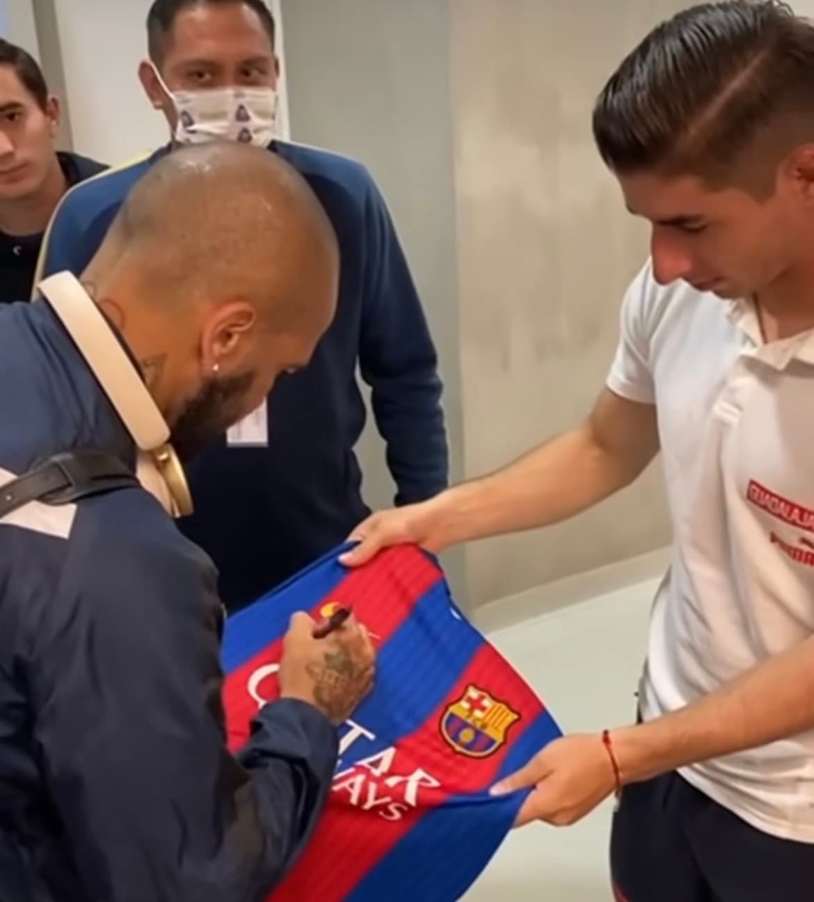 ‘Cone’ Brizuela presume que Dani Alves le firmó una playera del Barça
