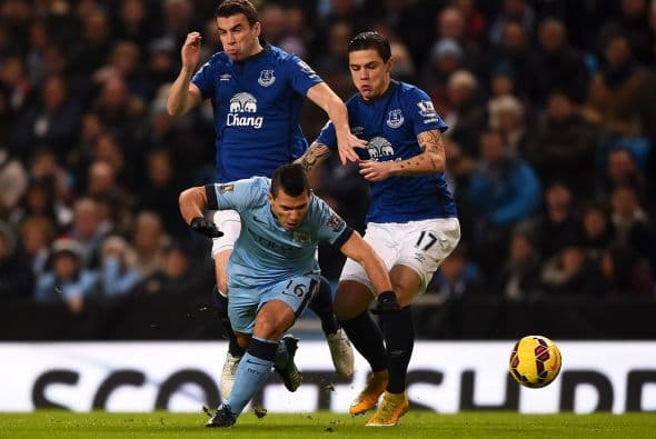 El delantero argentino del Manchester City Sergio Agüero, máximo goleador de la liga inglesa, se marchó lesionado a los cinco minutos de juego del encuentro ante el Everton. El internacional albiceleste sufrió un golpe en la rodilla izquierda y salió del terreno de juego acompañado del personal médico. Agüero tardó unos minutos en comprobar que no podía seguir jugando y no pudo contener las lágrimas al abandonar el césped del Etihad Stadium.