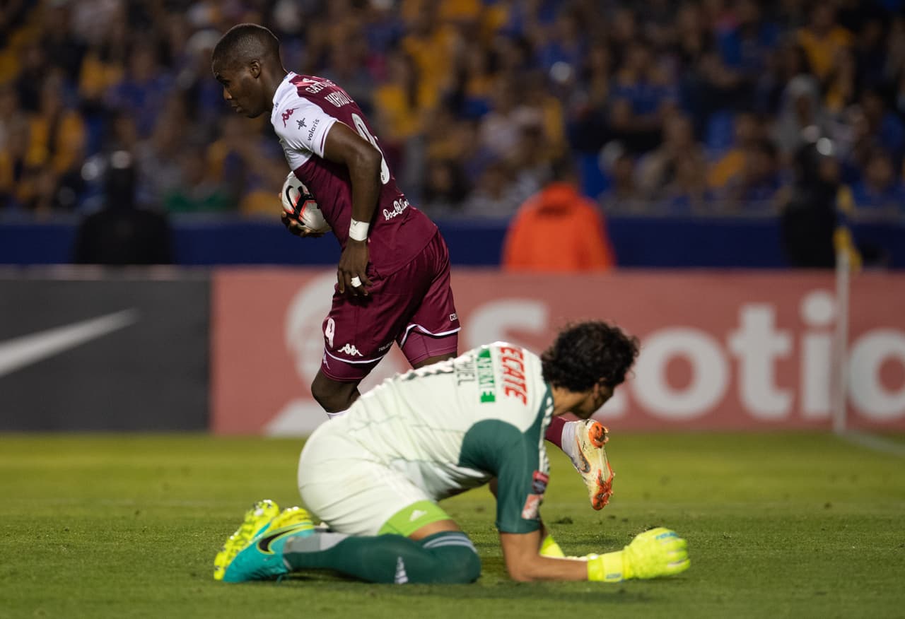 Mariano Torres anot´ó el descuento de Saprissa al minuto 45 del primer tiempo y con eso dejó el juego 4-1 y la serie 4-2 al descanso.