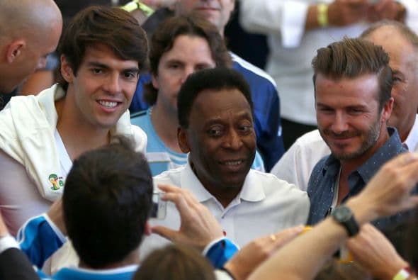 Tres famosos futbolistas: Pelé, Kaká y David Beckham. Todos querían una foto a su lado.Todo sobre el Mundial de Brasil 2014.