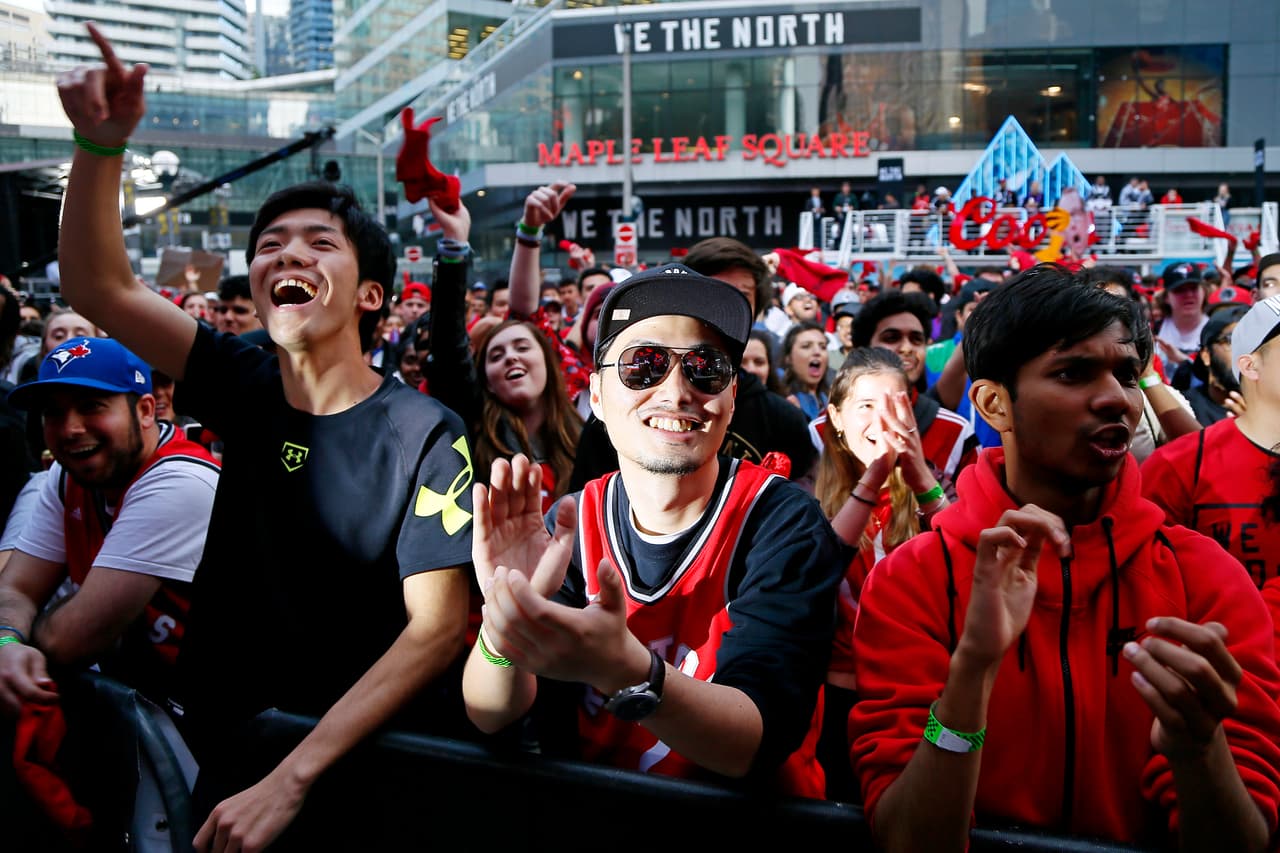 Un ambiente inmejorable el que se vivía en Toronto por el histórico arribo de sus Raptors a unas Finales de la NBA por vez primera. Dentro y fuera de Scotiabank Arena los aficionados se congregaron para estar presentes en el Juego 1 de las Finales y le aportaron mucho color a la previa del primer juego de la serie que tendrá su segunda cita el domingo próximo.