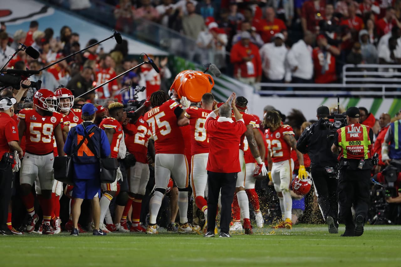 Así se presentó el festejo de los Chiefs desde los minutos finales del partido, hasta el clásico baño al head coach, Andy Reid y también la celebración con el Vince Lobardi.