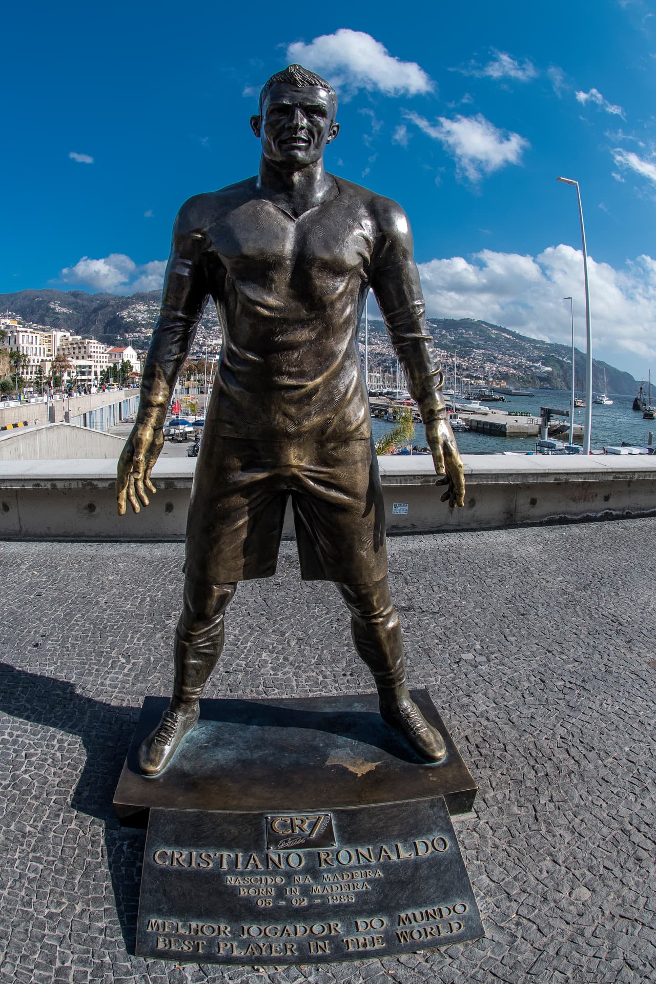 Una de las esculturas de Cristiano Ronaldo –de las muchas que se han hecho– es esta en Madeira. Quizás es de las que más se parece junto al último busto que le hicieron, pero sigue estando lejos de la realidad.