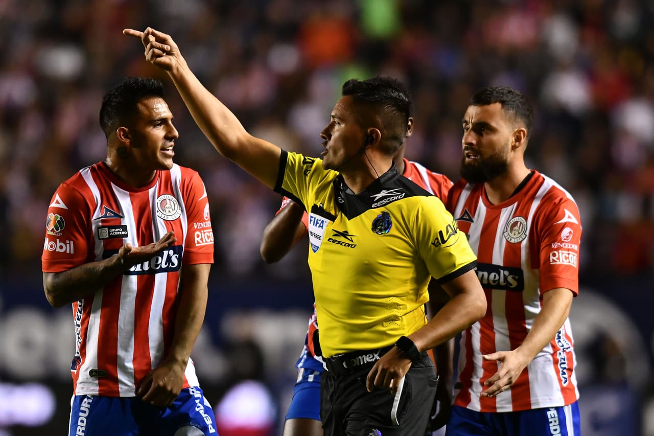 Con goles de Nicolás Ibañez y Germán Berterame por parte del Atlético san Luis y goles de Javier López y Oribe Peralta por parte del Guadalajara, Atlético san Luis y Chivas empatan en duelo con tres penales.
