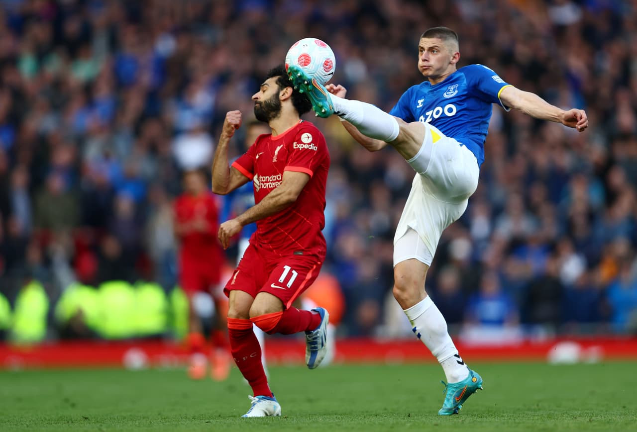 Liverpool derrotó al Everton gracias a los goles de Andrew Robertson y Divock Origi.