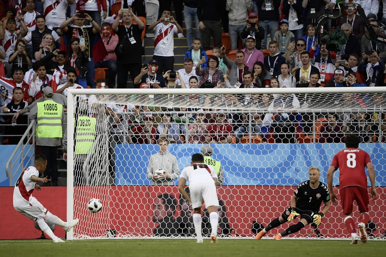 Peru's midfielder Christian Cueva (L) fails his penalty kick during the Russia 2018 World Cup Group C football match between Peru and Denmark at the Mordovia Arena in Saransk on June 16, 2018. (Photo by Filippo MONTEFORTE / AFP) / RESTRICTED TO EDITORIAL USE - NO MOBILE PUSH ALERTS/DOWNLOADS (Photo credit should read FILIPPO MONTEFORTE/AFP/Getty Images)