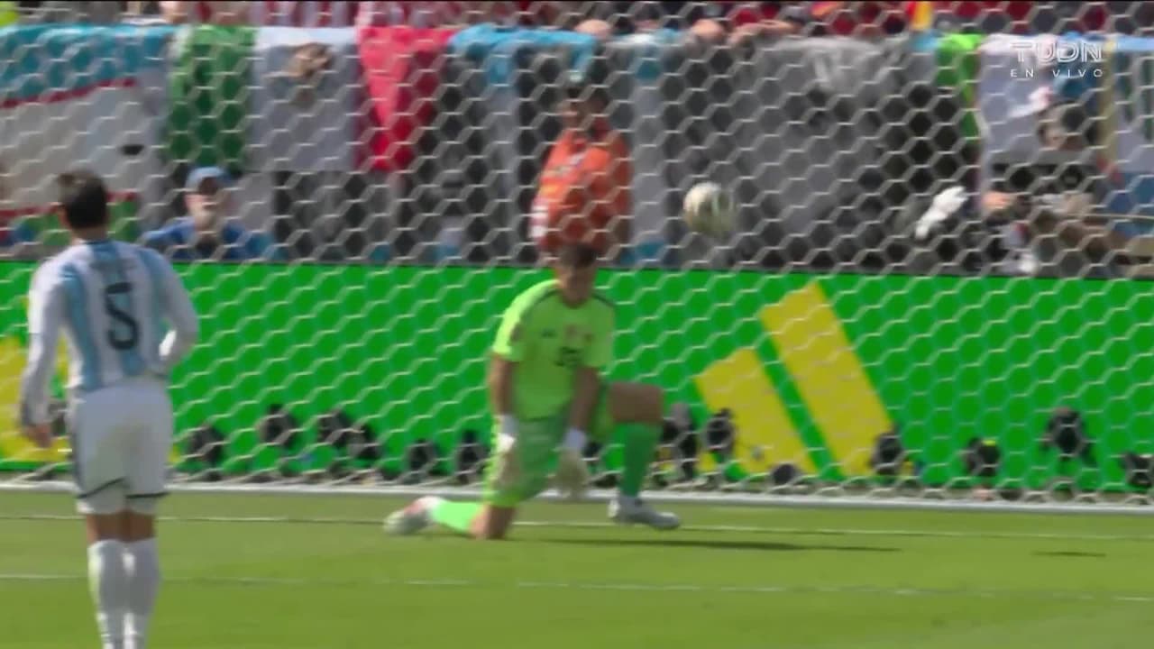 ¡El Dibu a nada de hacer el oso en la Final del Mundial así!