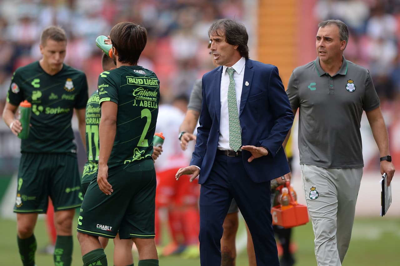 Tras la rehidratación, el estratega de Santos continuaba dando indicaciones a sus jugadores, una característica muy particular del uruguayo.