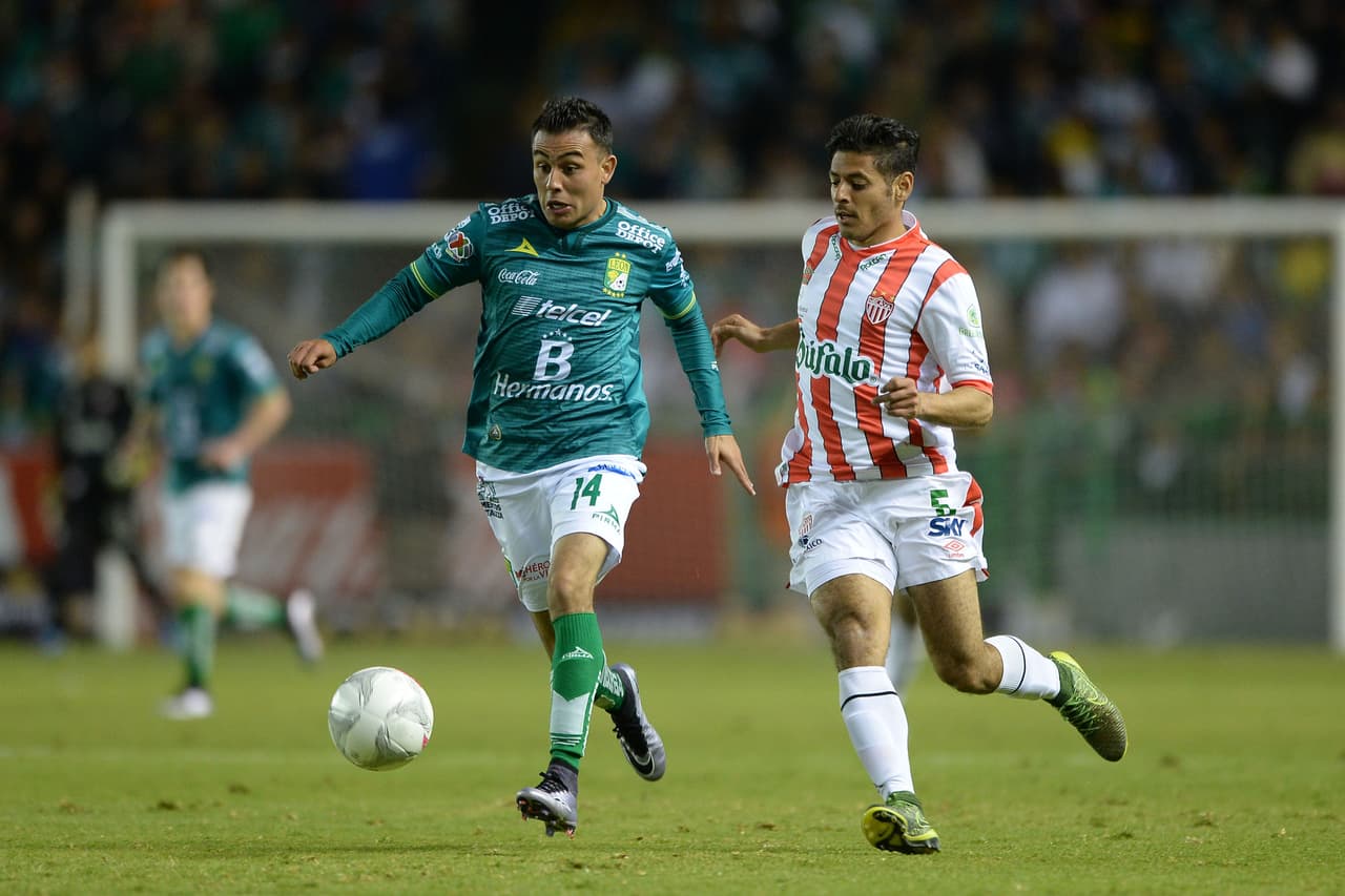 Action photo during the match Leon vs Necaxa at Leon Stadium 2016 Clausura, MX Cup. Foto de accion durante el Partido Leon vs Necaxa en el Estadio Leon, Partido Correspondiente a la Jornada 1 del Clausura 2016 Copa MX, en la foto: Miguel Ibarra, Alejandro Vela 20/01/2016/MEXSPORT/ Isaac Ortiz.