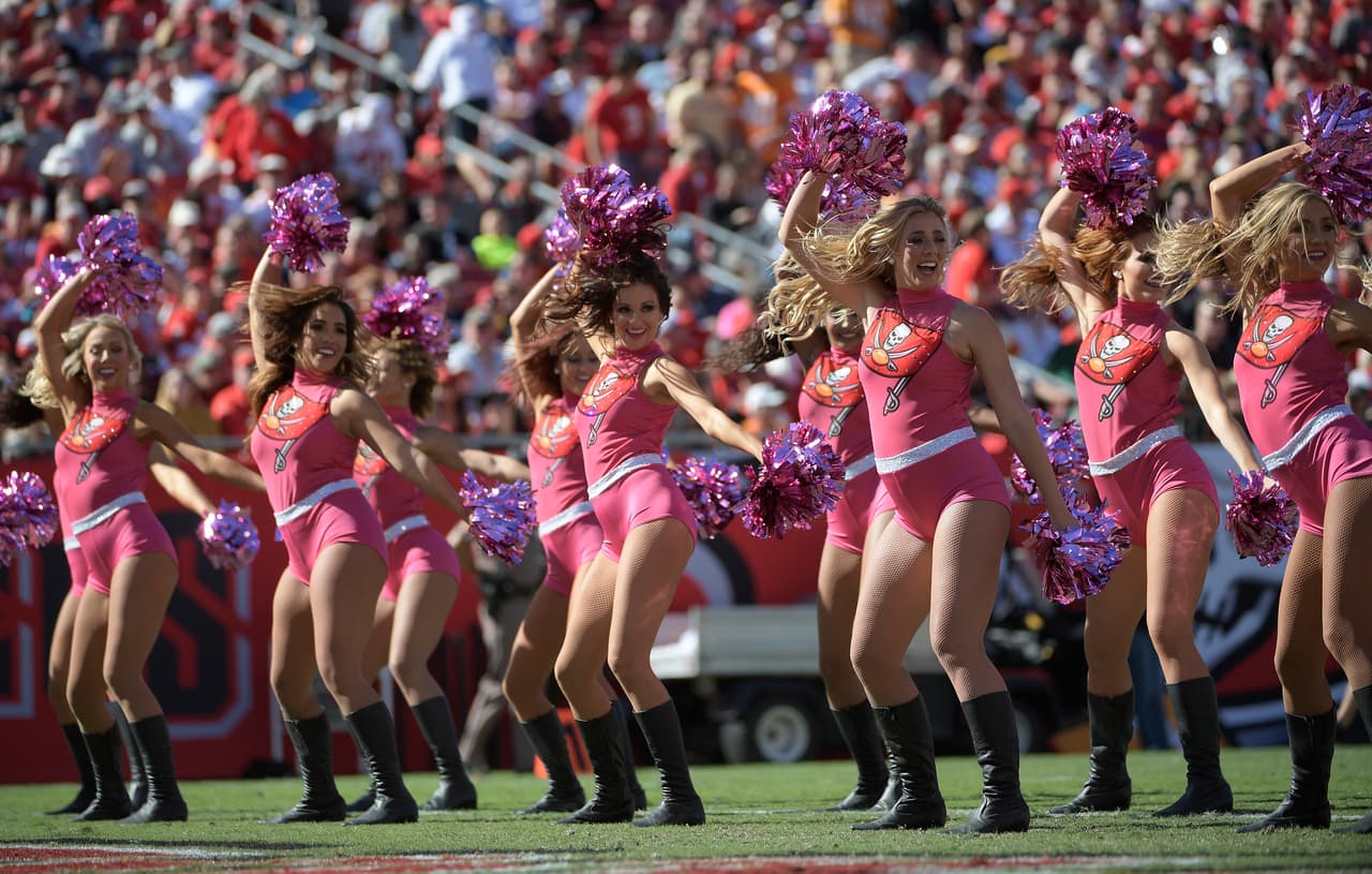 Las animadoras de los equipos de la NFL le dieron ese ingrediente extra al espectáculo y la fiesta del fútbol americano estadounidense, incluso, sin temer al clima en algunos casos.