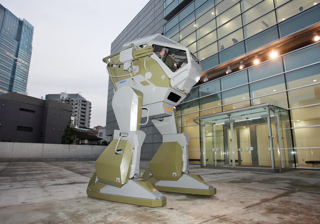 A las afueras de su Centro de Arte Nacional se exhibieron prototipos de robots japoneses.