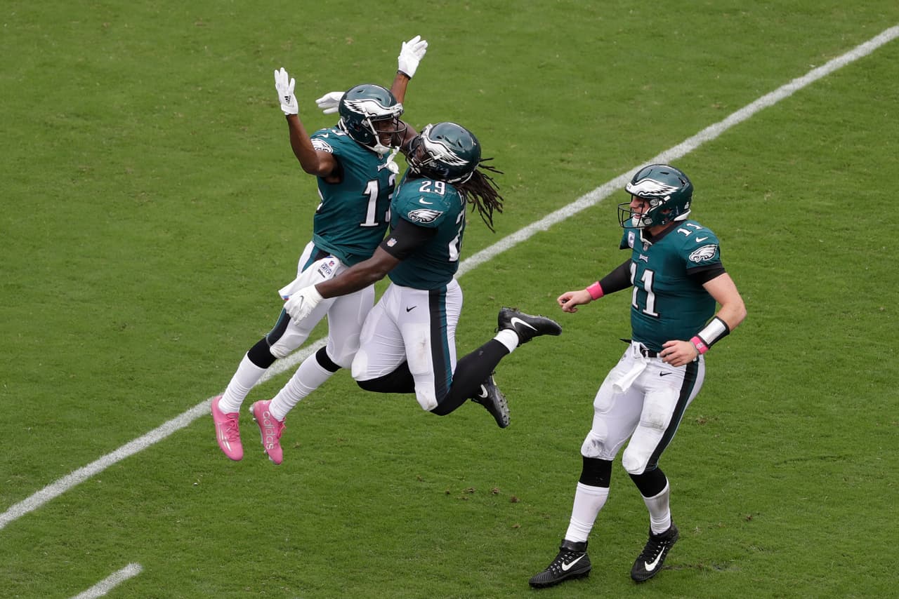 Carson Wentz está en plan grande y ante los Cardinals lanzó cuatro pases de touchdown. Aquí se úne al festejo del último con Agholor y LeGarrette Blount.
