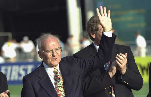 El nombre de Super Bowl se lo dio el visionario Lamar Hunt, quien en el momento de la fusión de la NFL y la AFL, era el propietario de los Kansas City Chiefs. A Hunt se le ocurrió el nombre luego de ver a su hijo jugar con una juguete llamado Super Ball, y el término Bowl se utilizaba desde hace mucho tiempo en el fútbol americano universitario. Hunt también fue uno de los fundadores de la MLS.