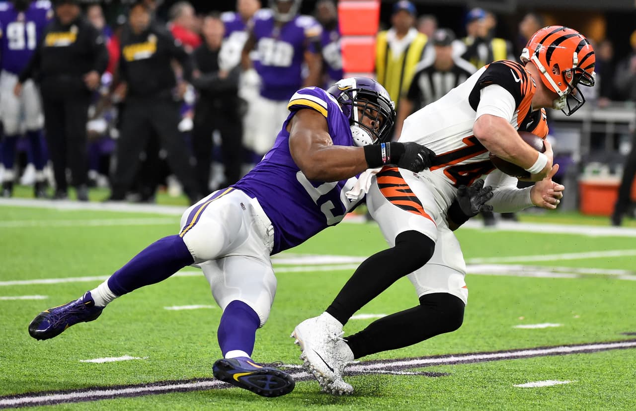 El defensive end Danielle Hunter, izquierda, de los Vikings de Minnesota, captura al quarterback Andy Dalton, de los Bengals de Cincinnati, en el partido del domingo 17 de diciembre de 2017, en Minneapolis. (AP Foto/John Autey)