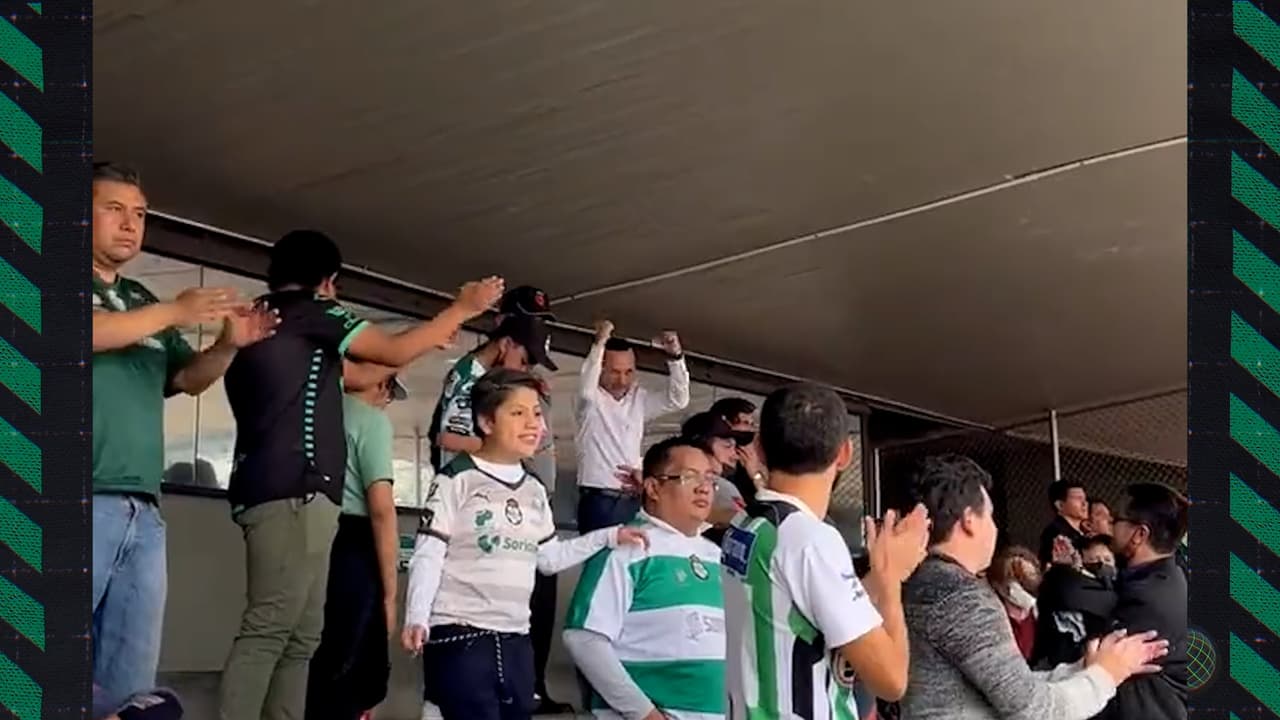 Eduardo Fentanes vitoreado por aficionados de Santos en CU