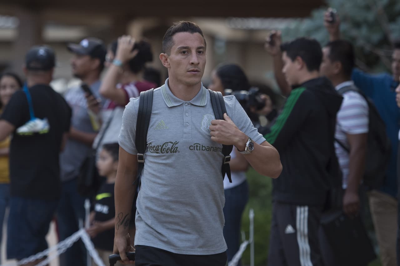 Los integrantes de la Selección Mexicana de Fútbol y su cuerpo técnico arribaron a la ciudad de Denver, Colorado, donde este miércoles entrante sostendrán su segundo duelo de la Copa Oro 2019 ante la representación de Canadá en Invesco Field, la casa de los Denver Broncos. Una gran cantidad de aficionados esperaron largo rato para ver el arribo de los jugadores del Tricolor y pedirles la foto o el autógrafo, y manifestarles el apoyo de cara a su siguiente compromiso del torneo.