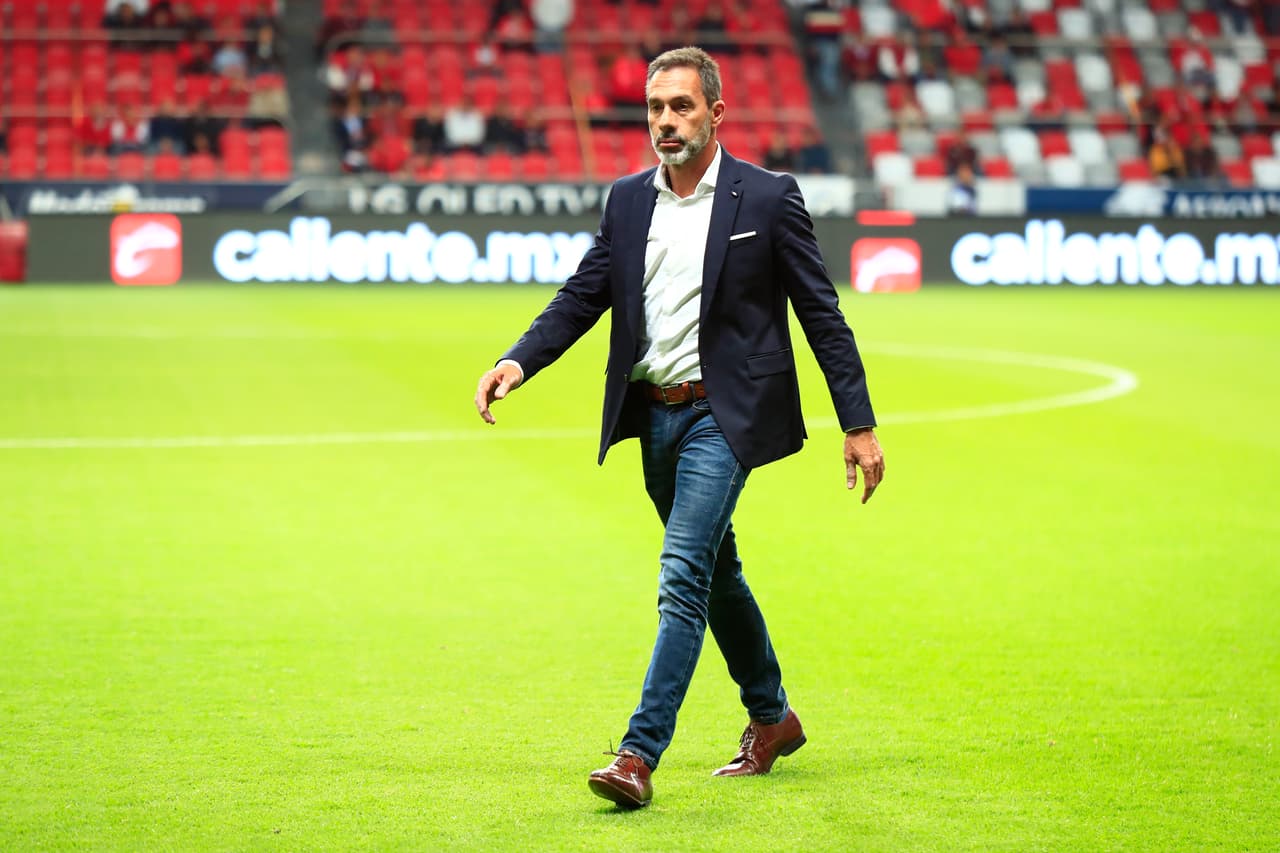 TOLUCA, MEXICO - SEPTEMBER 26: Gustavo Matosas Head Coach of San Luis walks on the field prior the 11th round match between Toluca and Atletico San Luis as part of the Torneo Apertura 2019 Liga MX at Nemesio Diez Stadium on September 26, 2019 in Toluca, Mexico. (Photo by Carlos Ramirez/Getty Images)