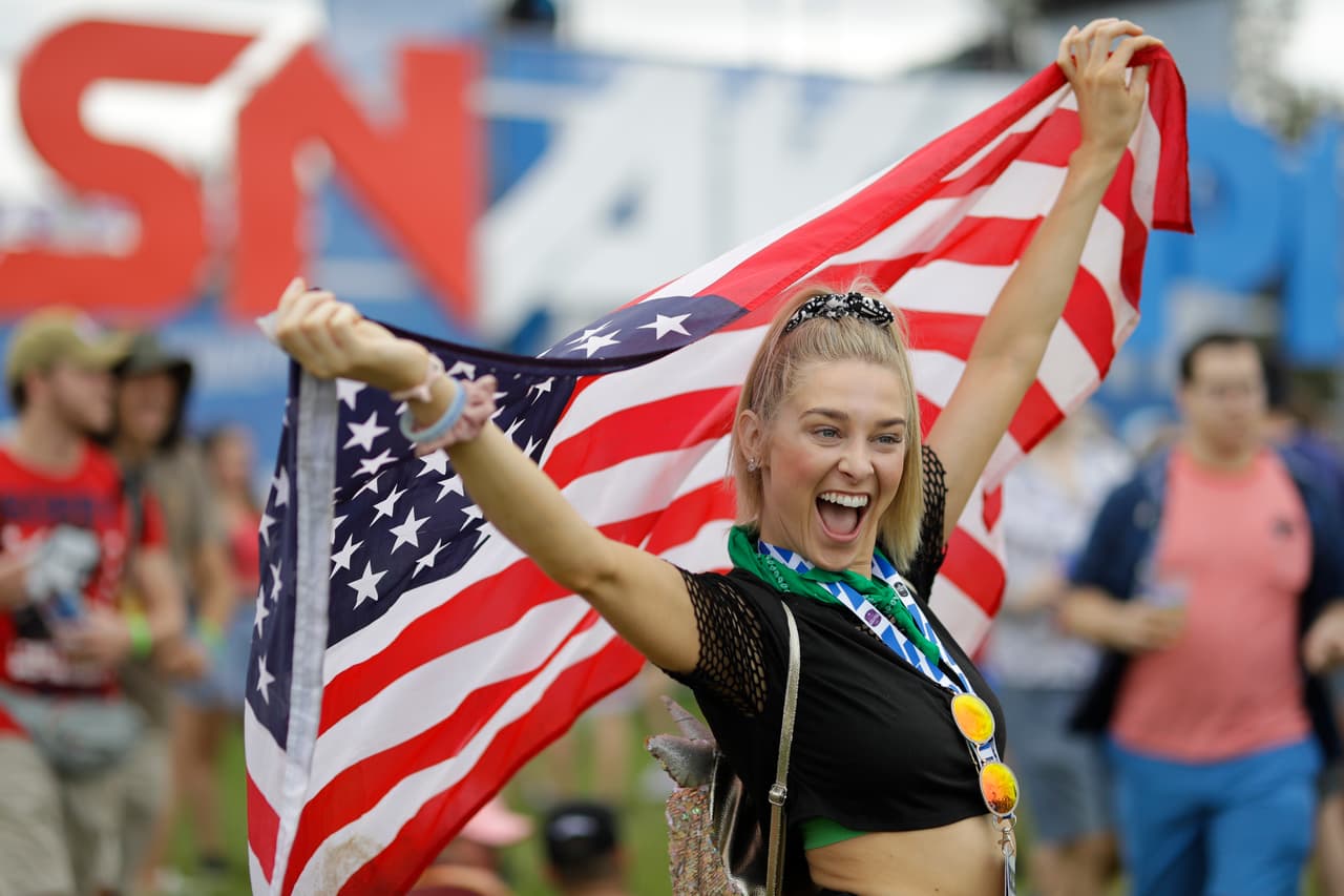 Celebridades como Matt Damon y Christian Bale fueron parte de la multitud de fanáticos que prendieron la fiesta de la Indy 500, competencia de la Indycar Series que vive su edición 103, siendo la de más historia en los deportes a motor.