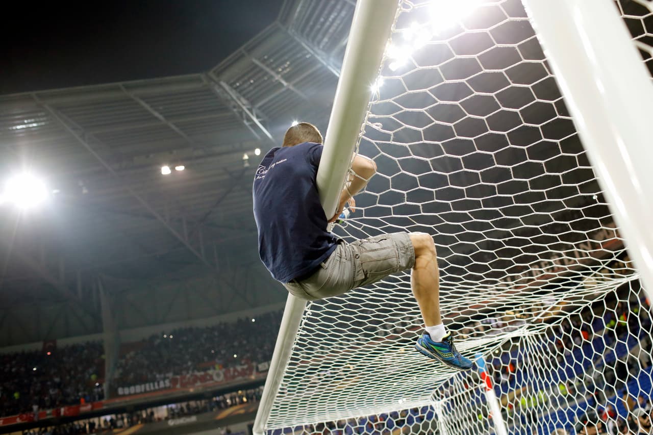 UEFA decidió excluir al Olympique de Lyon y al Besiktas de participar en la próxima competición para la que se clasifiquen, condicionada a un periodo de prueba de dos años.