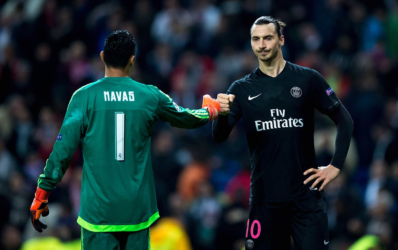 Keylor Navas es felicitado por Zlatan Ibrahimovic