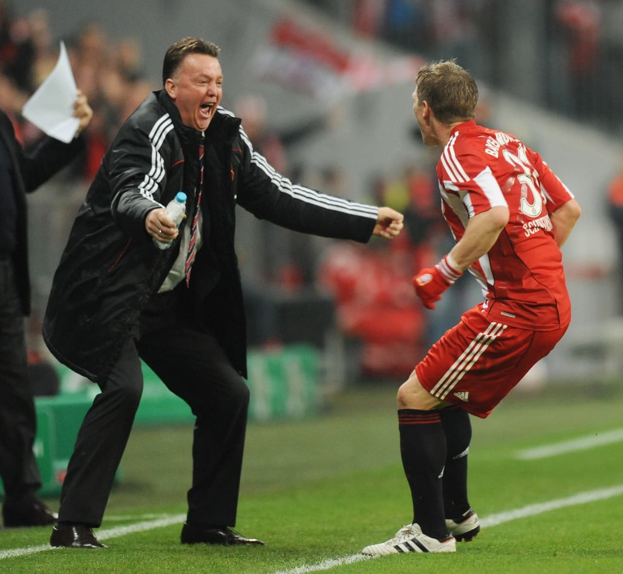 El segundo caso del prototipo moderno del futbolista alemán fue el de Bastian Schweinsteiger. Su evolución de volante pegado a banda hacia mediocampista central se dio con el holandés Louis van Gaal.