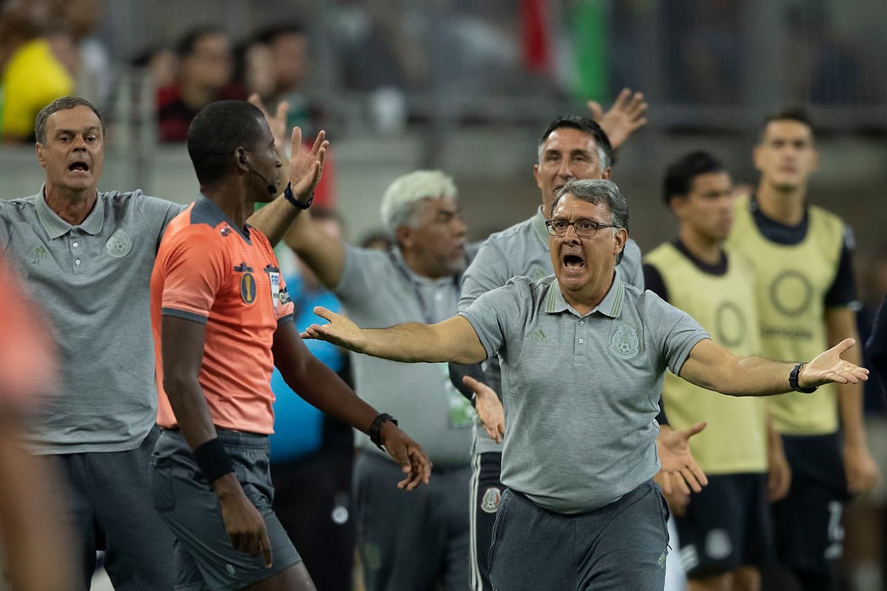 El 'Tata' Martino mostró su disgusto por el penal sancionado en contra de México, más adelante fue amonestado al persistir en sus reclamos y no podrá dirigir el próximo partido.