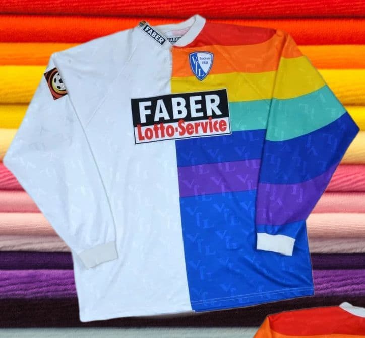 VFL Bochum el equipo alemán logró llegar a jugar en la Bundesliga para la temporada 98-99. La playera con la que jugaron en el máximo circuit era muy peculiar ya que en mitad de la playera había un arcoíris y en la otra mitad era toda color blanco.