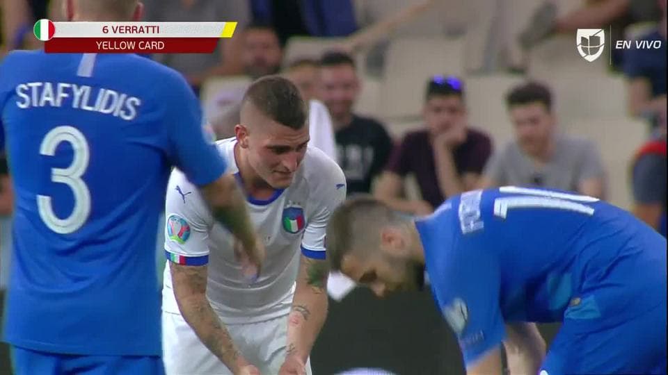 Tarjeta amarilla. El árbitro amonesta a Marco Verratti de Italy