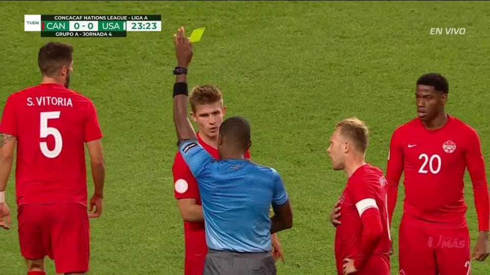 Tarjeta amarilla. El árbitro amonesta a Liam Fraser de Canada