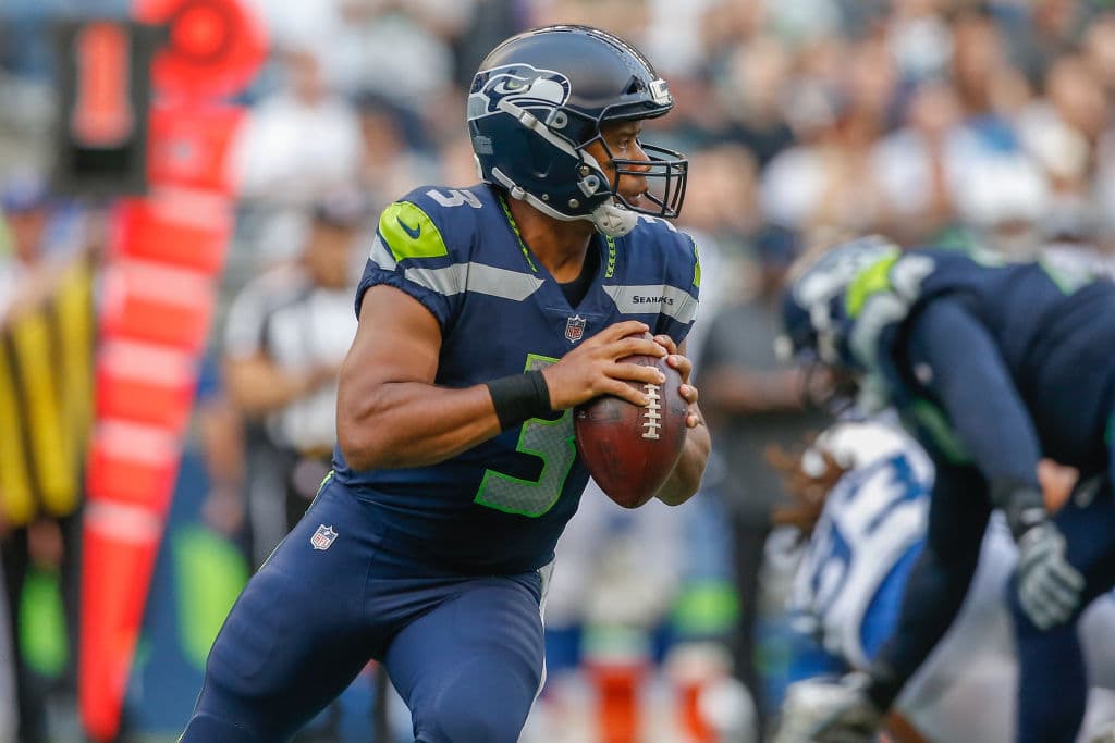 <b>25) Seattle Seahawks</b>. El equipo sufrió muchos cambios de personal. Este es un año en el que necesitan respaldarse más en Russell Wilson y dejarlo ser, eso podría ayudar a mejorar esta posición.