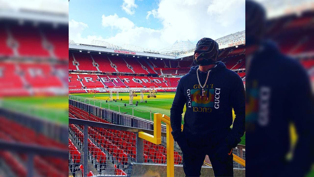 En redes sociales mostró evidencia de su paso por los vestidores y el legendario estadio del Manchester United.