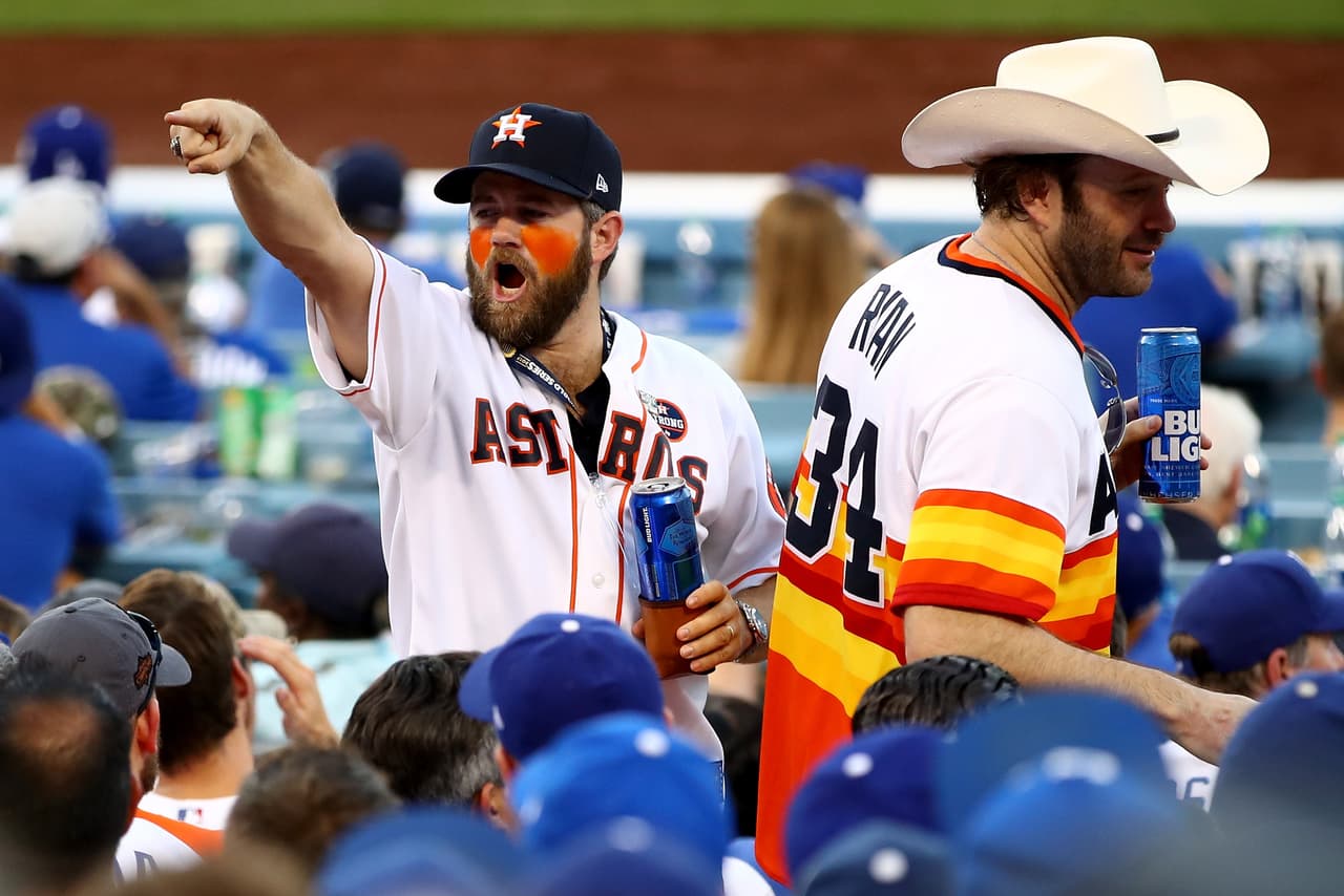 Eso sí, los fanáticos de Astros Houston le dieron un color diferente al encuentro en Dodger Stadium.