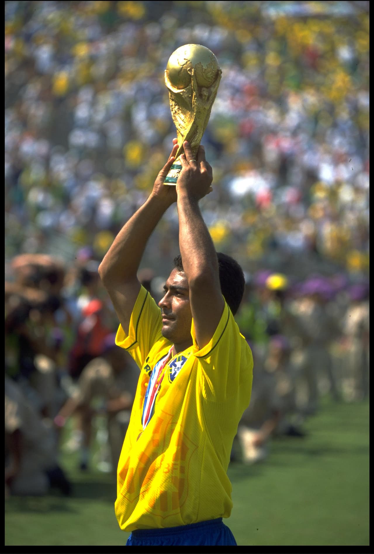Romario nunca jugó en Inglaterra, mas su versatilidad y liderazgo le han permitido incursionar en varios roles tras granar el Mundial Estados Unidos 1994.
