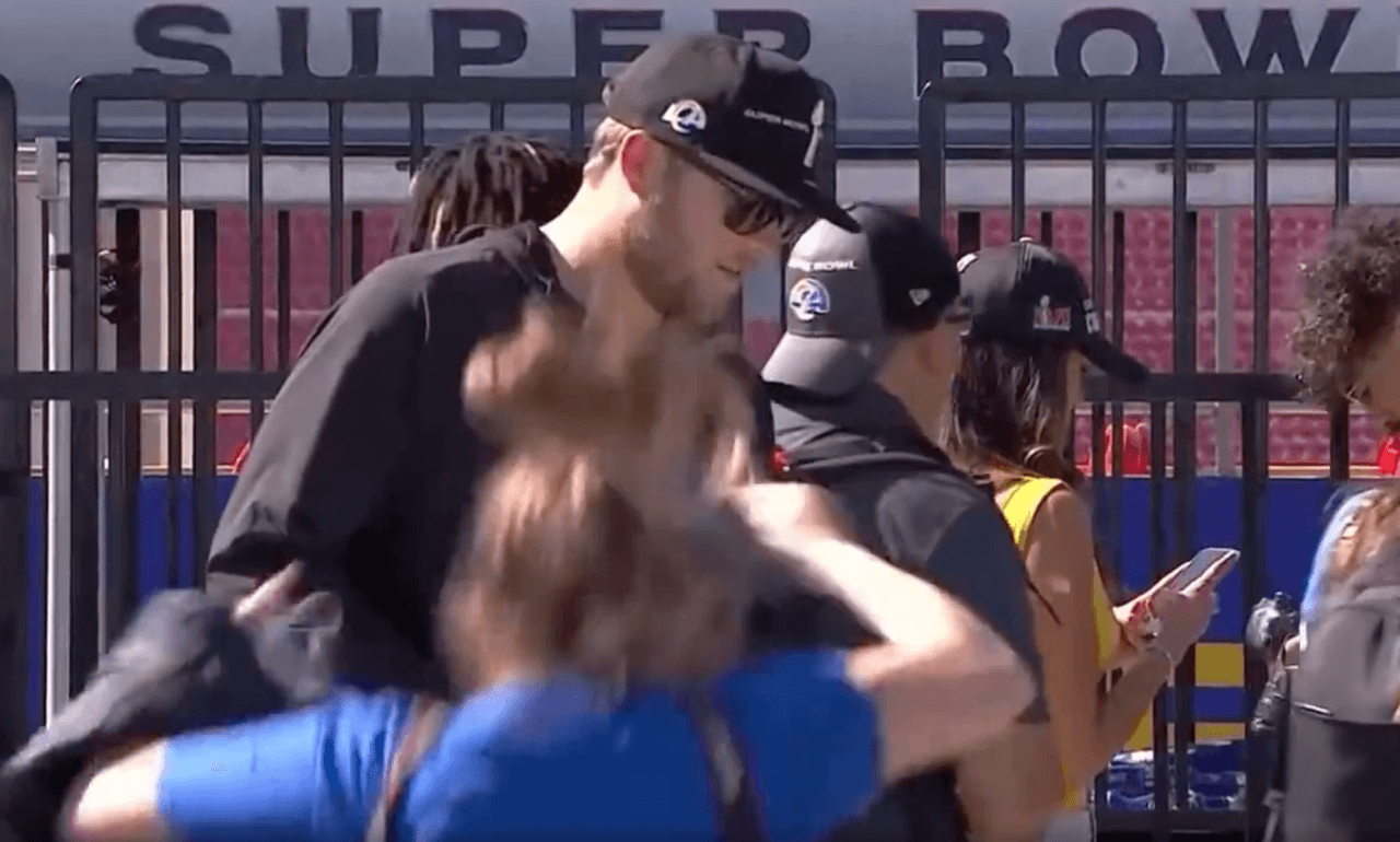 Captan polémica imagen de Stafford ignorando caída que fracturó a fotógrafa