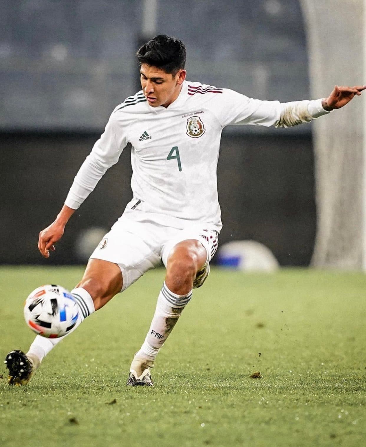 Emotivo mensaje de Edson Álvarez incendia las redes sociales