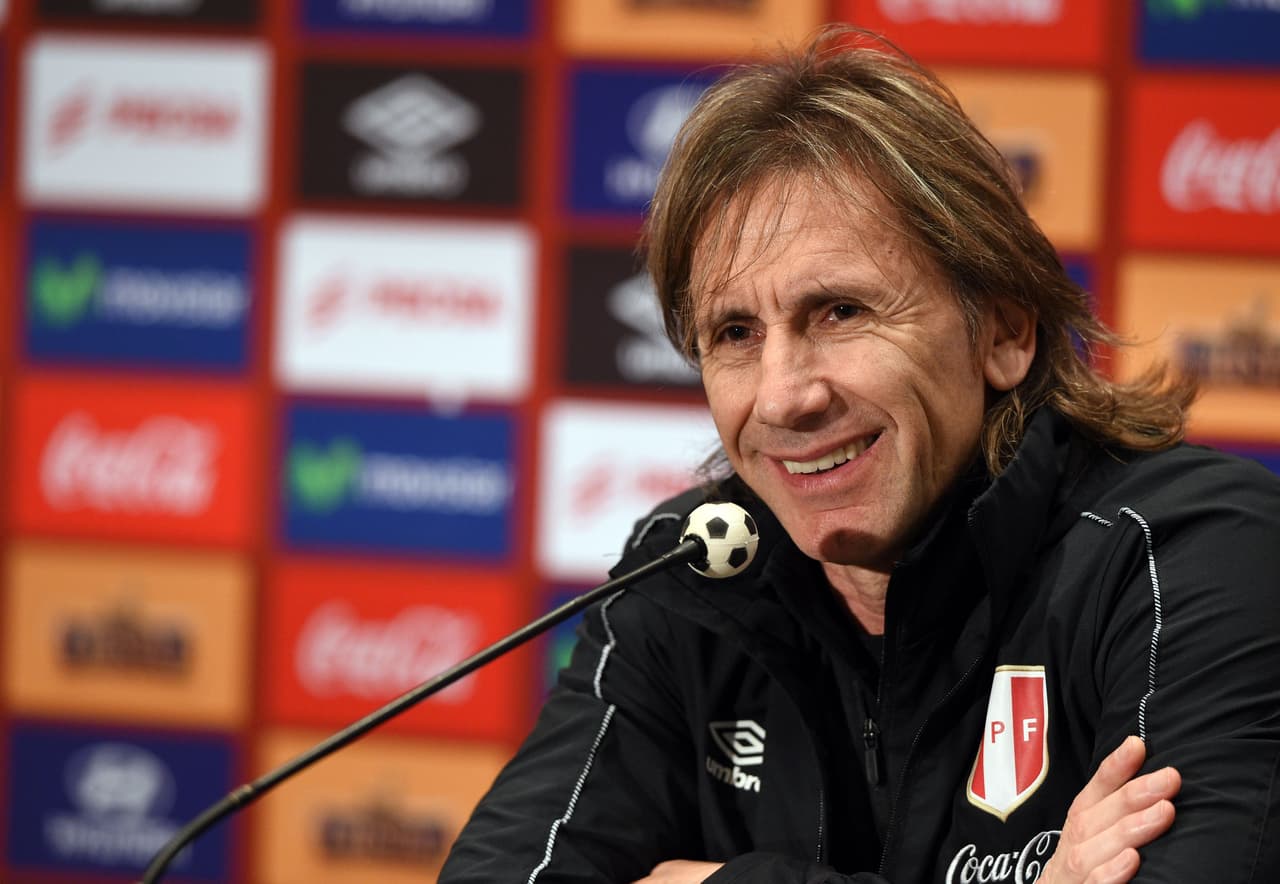 Su entrenador es el argentino Ricardo Gareca, que además ha dirigido a San Martín Tucumán, Córdoba, Independiente, Colón, Quilmes, Argentinos Juniors, América de Cali, Santa Fe, Universitario de Deportes, Vélez Sarsfield y el Palmeiras.