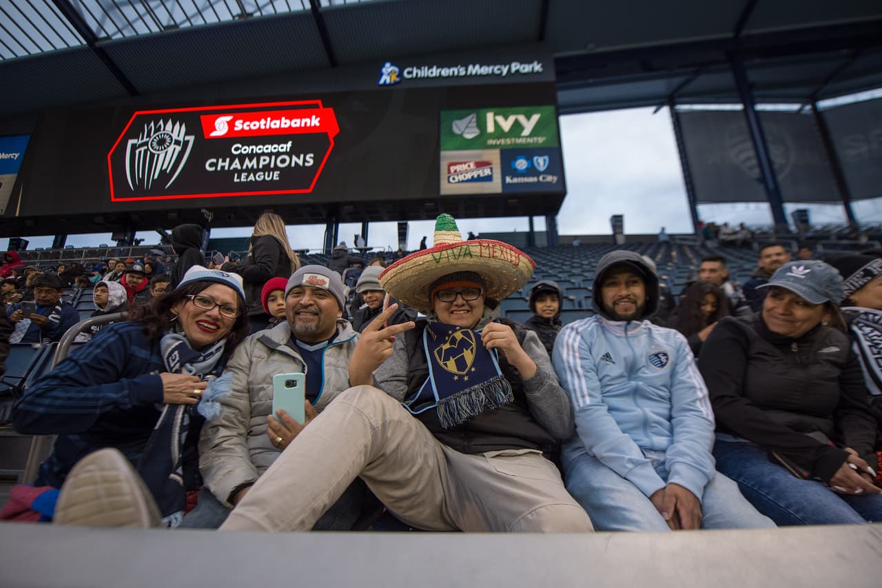 Este fue el ambiente dentro y fuera del Childrens Mercy Spark Stadium, en Kansas City, Kansas, para presenciar el partido de Vuelta de las Semifinales de la Concacaf Champions League entre Sporting Kansas City y Rayados del Monterrey en medio de una noche fría.