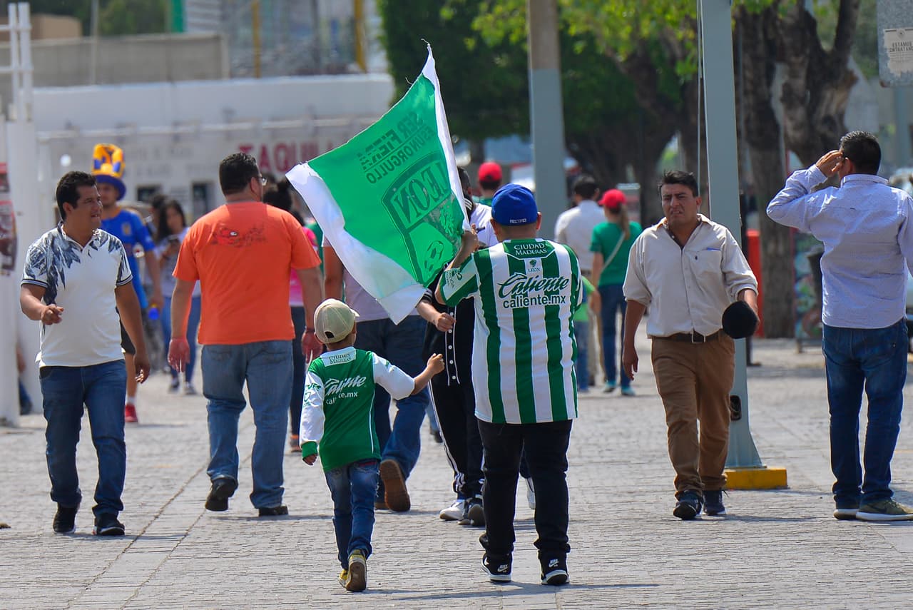 A pocos minutos de la Final del Clausura 2019 entre León y Tigres así viven los fanáticos la llegada al estadio.